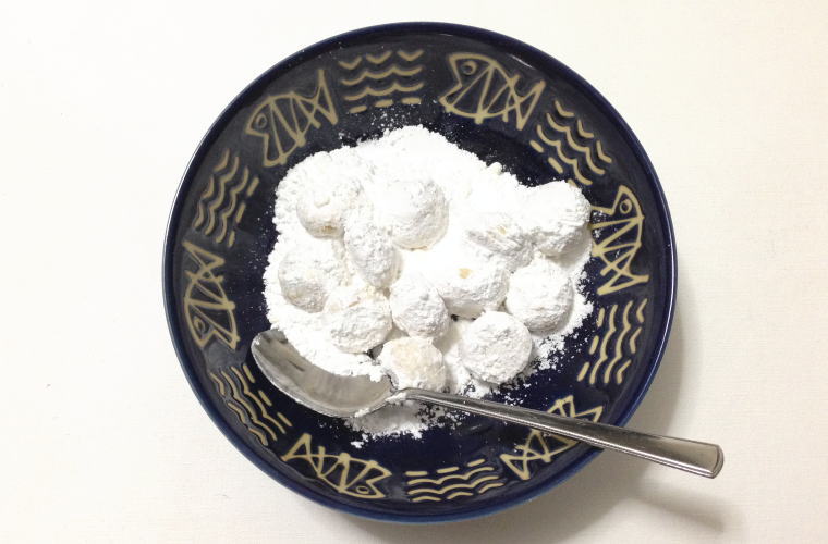 西光亭 くるみのクッキー お皿に出した