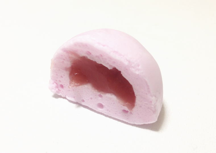 あまおう苺みるく鶴乃子 半分に割ったところ