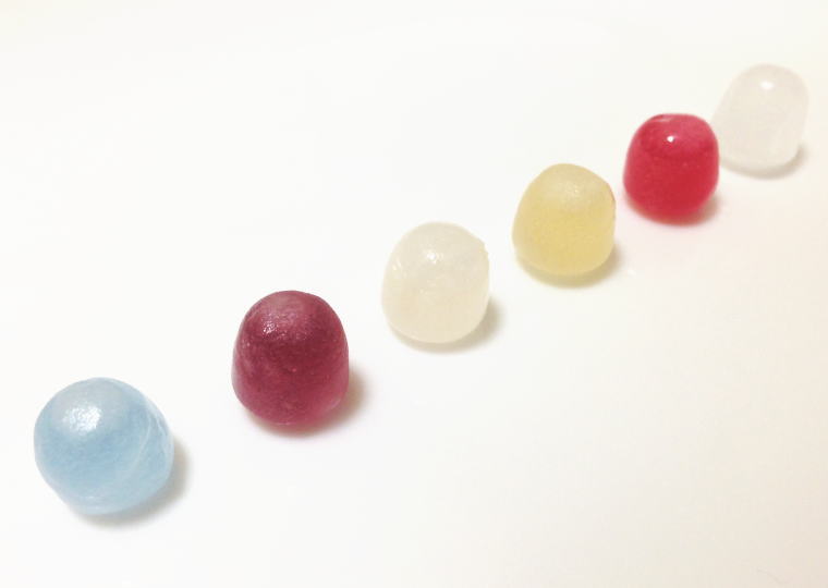 『六花のつゆ』 1粒づつ並べたところ