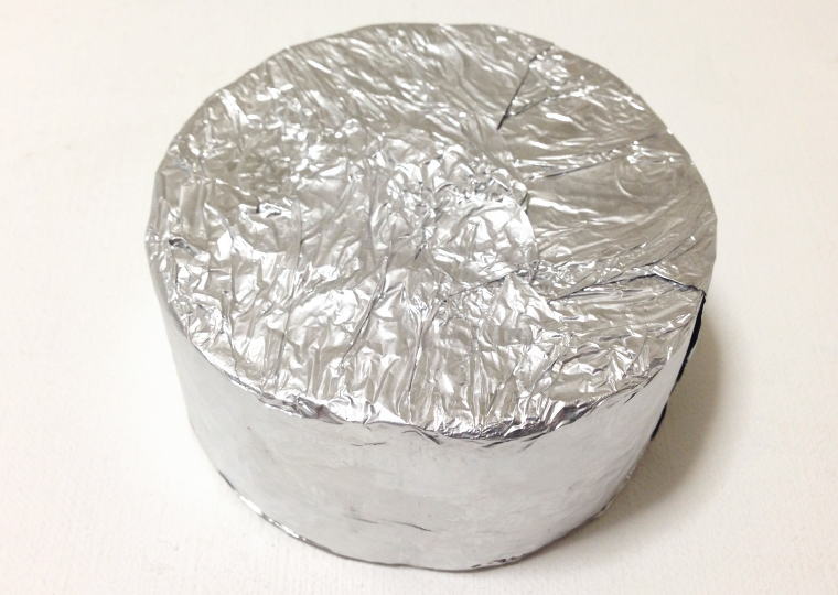 小林牧場物語『手作りブルーチーズ 生タイプ』 アルミホイルに包まれている