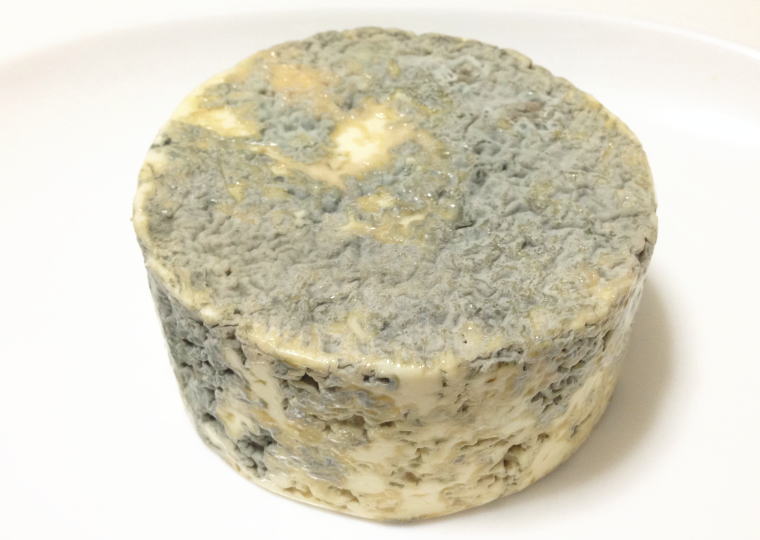 小林牧場物語『手作りブルーチーズ 生タイプ』 開けたところ