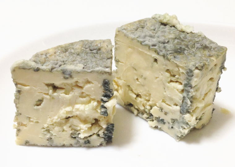 小林牧場物語『手作りブルーチーズ 生タイプ』 切ったところ