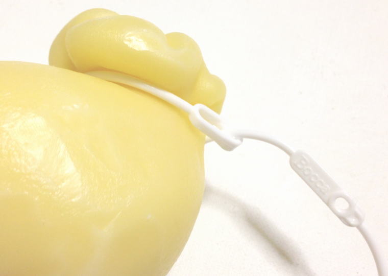 カチョカヴァロチーズ 紐をはずす