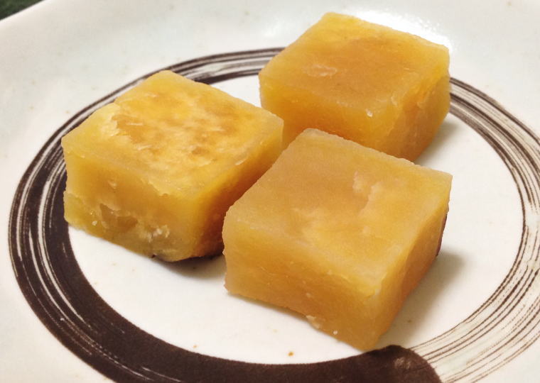 鳴門金時本舗 栗尾商店  角 お皿に出したところ