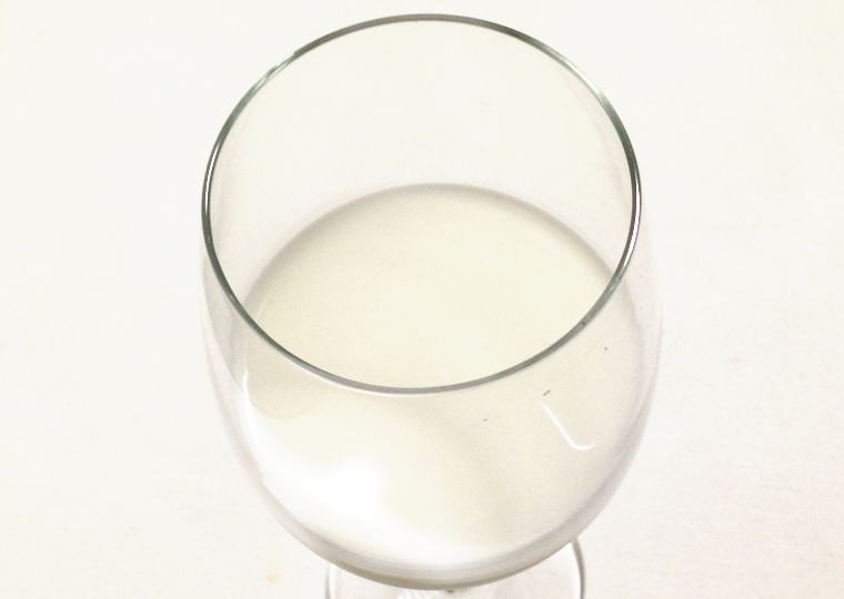 『銘乳 飛騨の郷』グラスに注いだところ