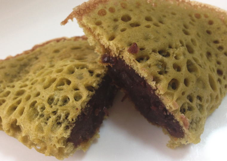 『岡山のすずめ あんつつみ』 割ったところ